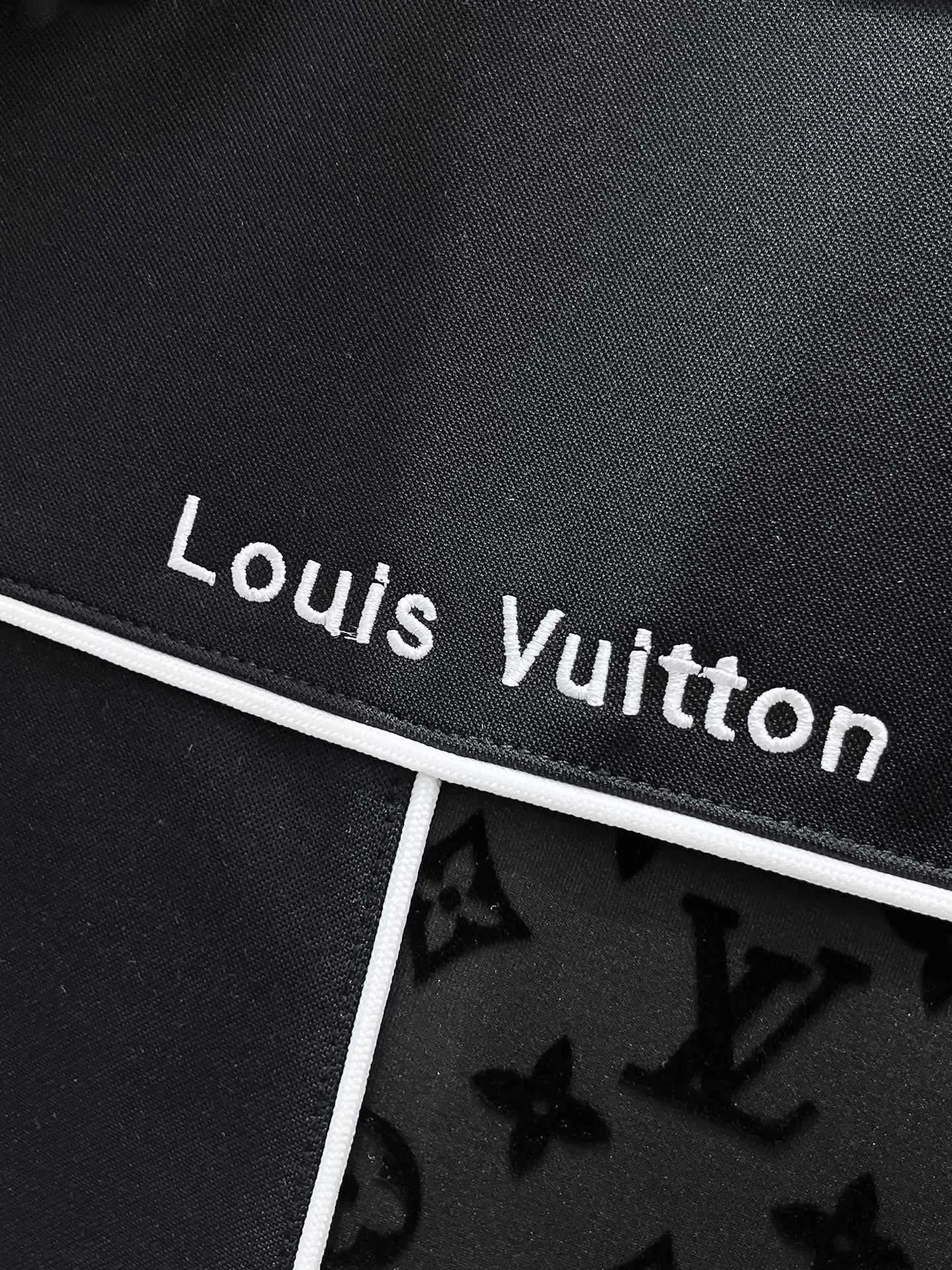 🅿️720 LV hot-selling suit is coming. Focus on the original version of the official website. 2025 new hot-selling cardigan suit. The original order is the best. 🇭🇰The meticulous work of top designers. It has a fitting and perfect upper body effect. All-natural high-quality Tencel Roman cotton 100%, close-fitting comfort, noble and elegant! Original hardware embodies elegance and nobility! Counter size: M-3XL (maximum wear up to 190 pounds)